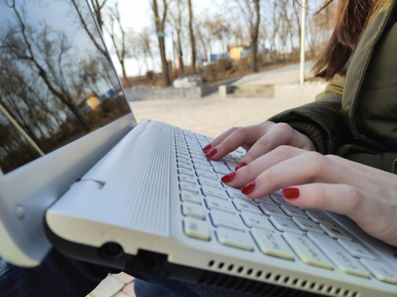 Espace de formation avec équipements professionnels pour sessions de développement financier